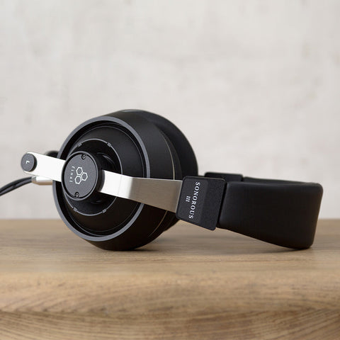 Final Sonorous III closed-back koptelefoon